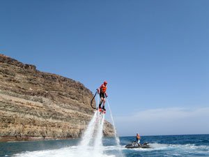 Practica Flyboarding deporte acquatica en Gran Canaria desde varios puntos y centros de deportes acquaticos GranCanariaBoatTrips